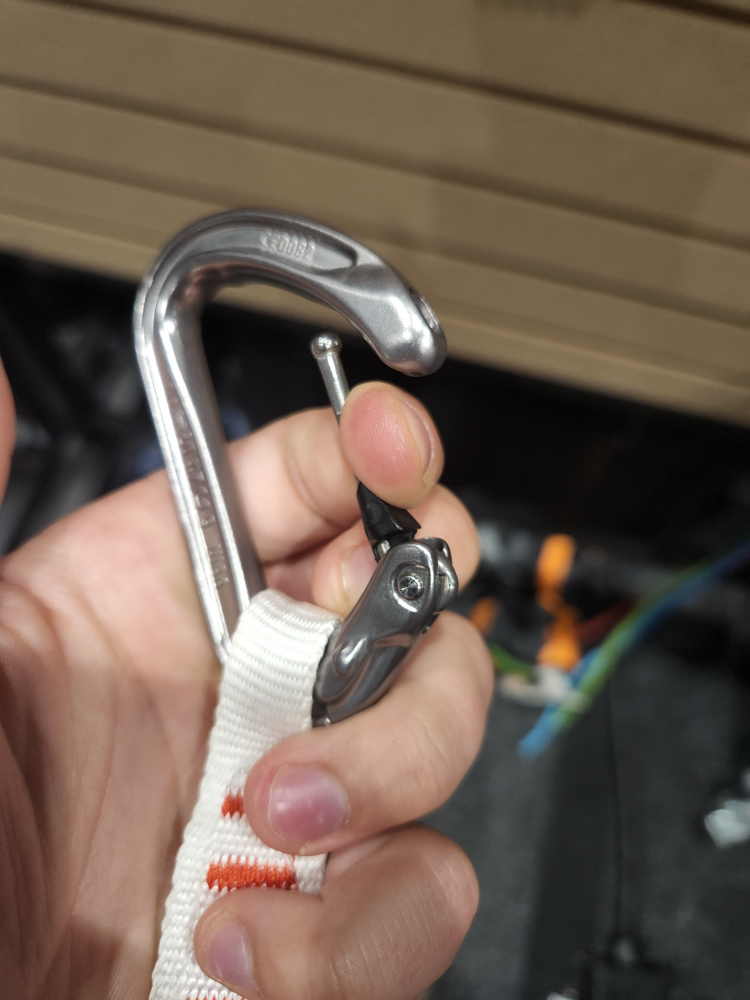 carabiner-dirtbagdreams.com