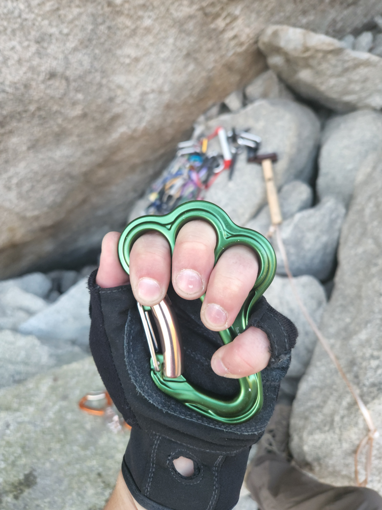 carabiner-dirtbagdreams.com